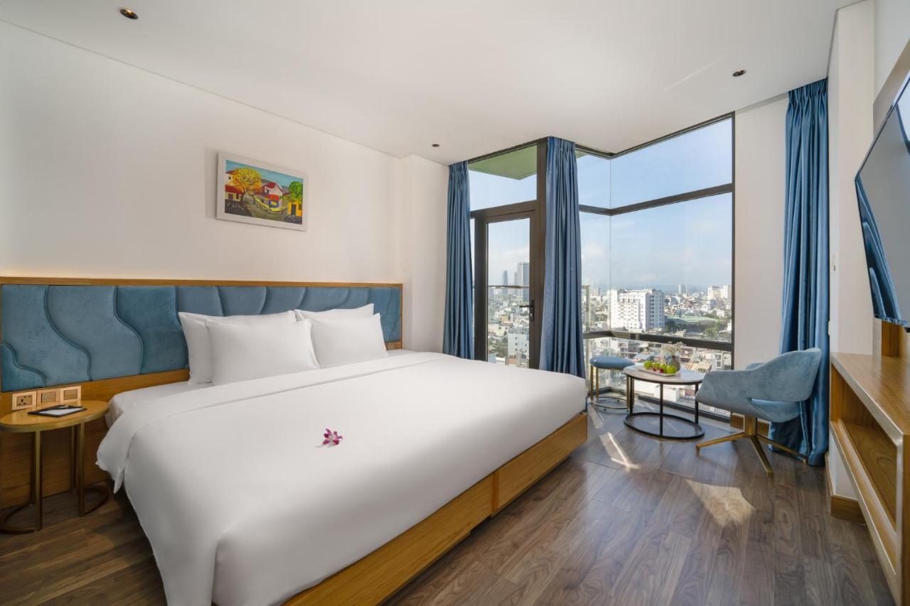 Premier Deluxe Double Room with Balcony and Bath Tub